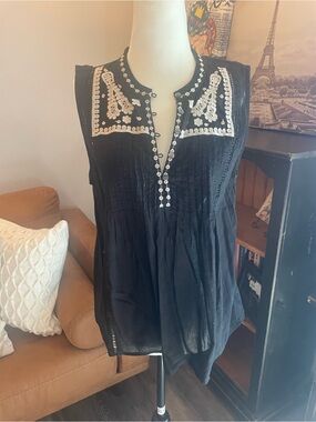 GAP Black Sleeveless Blouse with White Embroidered Yoke